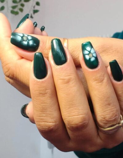 Smoochez - Green Nails with white accent flower