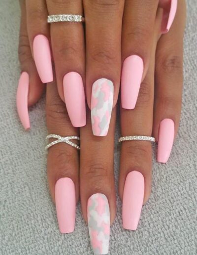 Essence of Youth - Pink Nails with accent abstract art