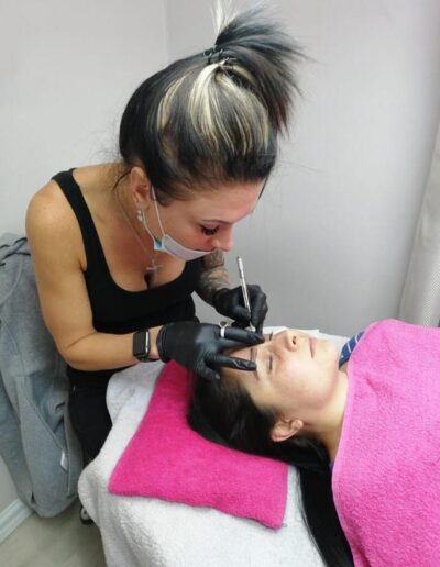 Individuelle Skin and Body - Lauren doing facial