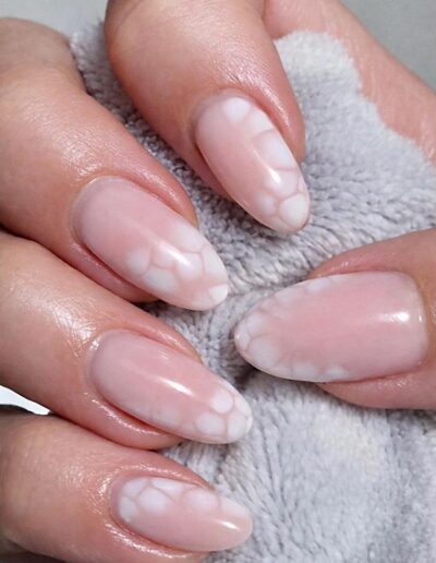 Individuelle Skin and Body - Pale pink Nails with art