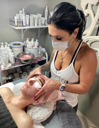 Individuelle Skin and Body - Therapist giving a facial and tinting eyebrows